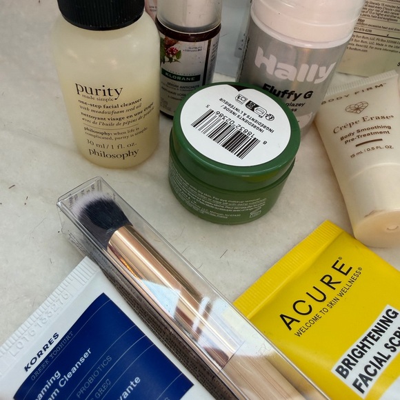 Elegant Ulta Purple Velvet Makeup Bag with 21 New Products - Picture 10 of 16